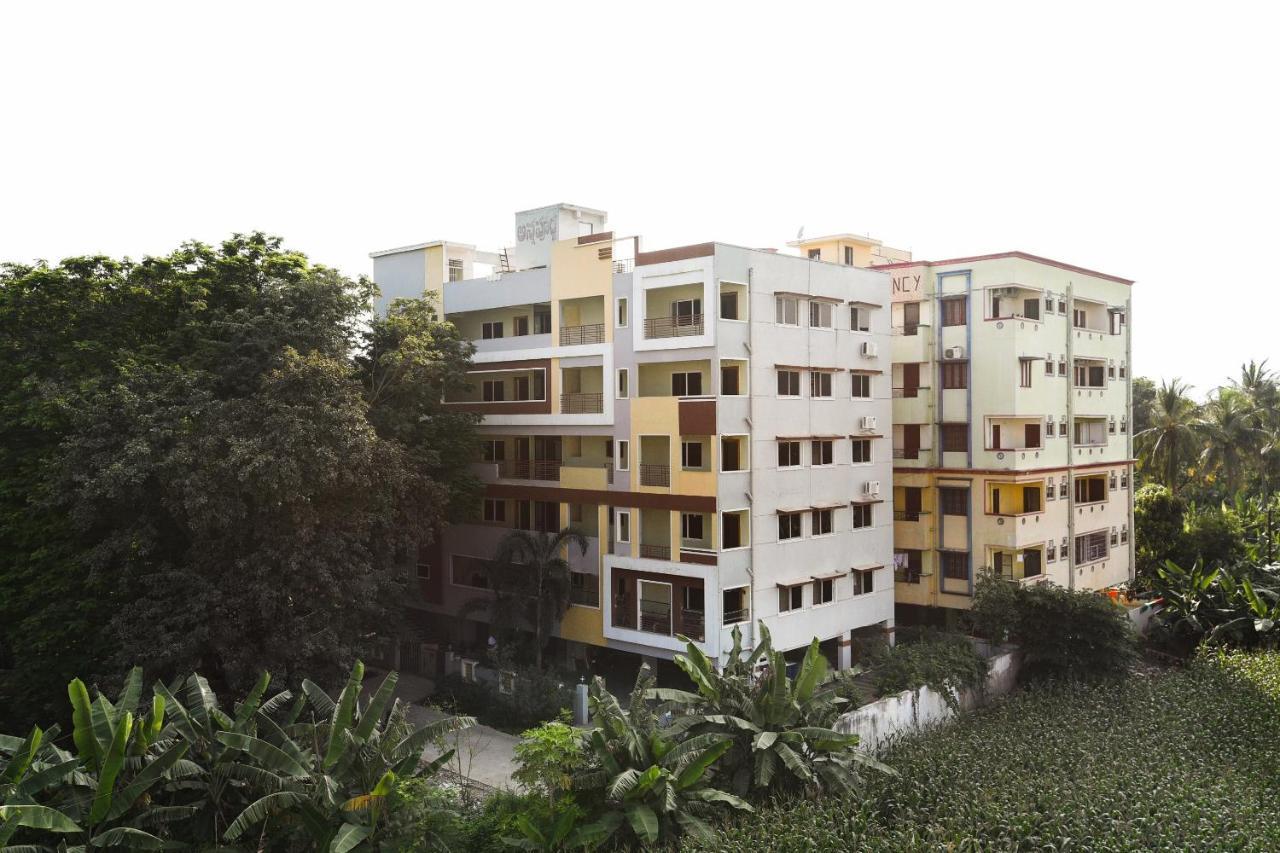 Oyo 26234 Annapurna Nilayam Hotel Vijayawāda Buitenkant foto