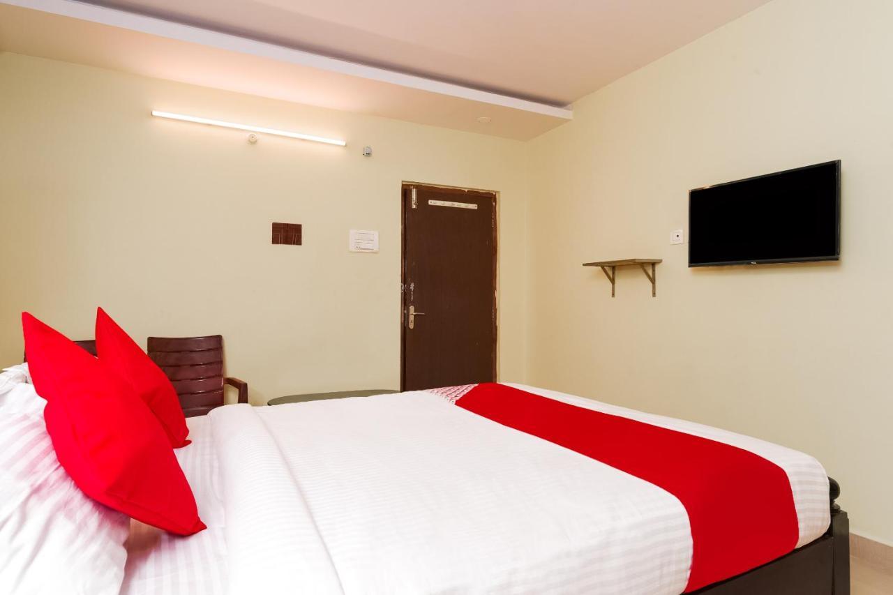 Oyo 26234 Annapurna Nilayam Hotel Vijayawāda Buitenkant foto